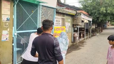 होटल में पत्नी ने पति को कथित प्रेमिका के साथ पकड़ा, सड़क पर हाई-वोल्टेज हंगामा
हापुड़ के होटल से शुरू हुआ विवाद बस स्टैंड तक पहुंचा, वीडियो सोशल मीडिया पर वायरल
वैवाहिक विवाद ने लिया सार्वजनिक रूप, पुलिस जांच के बाद ही होगी वास्तविक स्थिति स्पष्ट
✒️ रिपोर्ट समाचार संपादक रविंद्र नाथ द्विवेदी
हापुड़ (उत्तर प्रदेश)। हापुड़ के नगर कोतवाली क्षेत्र स्थित एक होटल में वैवाहिक विवाद का मामला सामने आया है। सोशल मीडिया पर वायरल वीडियो में एक महिला और उसके परिजनों द्वारा एक व्यक्ति के साथ मारपीट किए जाने का दावा किया जा रहा है। बताया जा रहा है कि महिला ने अपने पति को एक अन्य महिला के साथ होटल में पकड़ लिया, जिसके बाद विवाद बढ़ गया। हालांकि, घटना से जुड़े सभी तथ्यों की आधिकारिक पुष्टि अभी नहीं हुई है और पुलिस जांच के बाद ही स्थिति स्पष्ट होगी।
हापुड़। नगर कोतवाली क्षेत्र के बाके बिहारी होटल में रविवार को उस समय हड़कंप मच गया जब एक महिला अपने परिजनों के साथ होटल पहुंची और अपने पति को कथित तौर पर दूसरी महिला के साथ देख लिया। इसके बाद होटल परिसर से लेकर सड़क और बस तक विवाद और मारपीट की घटना सामने आई।
प्रारंभिक जानकारी के अनुसार, महिला पेशे से नर्स बताई जा रही है। दावा है कि उसे सूचना मिली थी कि उसका पति होटल में किसी अन्य महिला के साथ मौजूद है। सूचना मिलने पर वह अपने परिजनों के साथ मौके पर पहुंची।
प्रत्यक्षदर्शियों के अनुसार, होटल में दोनों पक्षों के बीच पहले तीखी बहस हुई, जो बाद में हाथापाई में बदल गई। इसके बाद सड़क पर भी हंगामा जारी रहा। सोशल मीडिया पर वायरल वीडियो में कथित रूप से पति के साथ मारपीट होती दिखाई दे रही है।
घटना के कारण होटल के आसपास कुछ समय के लिए अफरा-तफरी का माहौल बन गया। मौके पर मौजूद लोगों ने बीच-बचाव का प्रयास किया, जबकि कई लोगों ने घटना का वीडियो बनाकर सोशल मीडिया पर साझा कर दिया।
फिलहाल यह स्पष्ट नहीं हो सका है कि दोनों पक्षों की ओर से पुलिस में तहरीर दी गई है या नहीं। पुलिस की ओर से भी विस्तृत आधिकारिक बयान का इंतजार है।
> महत्वपूर्ण सूचना: यह समाचार उपलब्ध प्रारंभिक जानकारी और सोशल मीडिया पर प्रसारित दावों के आधार पर तैयार किया गया है। वायरल वीडियो और लगाए गए आरोपों की स्वतंत्र पुष्टि नहीं हुई है। मामले की वास्तविक स्थिति पुलिस जांच और आधिकारिक तथ्यों के बाद ही स्पष्ट होगी।
पारिवारिक और वैवाहिक विवाद यदि सार्वजनिक स्थानों पर हिंसक रूप ले लेते हैं तो इससे कानून-व्यवस्था और सामाजिक वातावरण प्रभावित होता है। ऐसे मामलों में सभी पक्षों को कानून का सहारा लेना चाहिए और किसी भी निष्कर्ष पर पहुंचने से पहले जांच पूरी होने का इंतजार करना चाहिए।
🟥 ND NEWS | दैनिक निष्पक्ष धारा की अपील
एनडी न्यूज़ एवं दैनिक निष्पक्ष धारा सभी नागरिकों से अपील करता है कि वैवाहिक या पारिवारिक विवादों का समाधान कानून, संवाद और परामर्श के माध्यम से करें। सार्वजनिक स्थानों पर मारपीट या हिंसा से बचें। पुलिस एवं प्रशासन से अपेक्षा है कि मामले की निष्पक्ष जांच कर तथ्यों के आधार पर आवश्यक कानूनी कार्रवाई सुनिश्चित करें।
जनहित में सुझाव
पारिवारिक विवादों में कानून और परामर्श सेवाओं का सहारा लें।
सार्वजनिक स्थानों पर हिंसा या मारपीट से बचें।
किसी भी विवाद की स्थिति में तत्काल पुलिस को सूचना दें।
सोशल मीडिया पर वायरल वीडियो के आधार पर निष्कर्ष निकालने से पहले आधिकारिक जांच रिपोर्ट का इंतजार करें।
👇👇👇
#हैशटैग #NDNews #दैनिकनिष्पक्षधारा #Hapur #BreakingNews #ViralVideo #DomesticDispute #HotelDispute #UttarPradesh #UPPolice #LawAndOrder #SocialAwareness
👇👇👇👇👇
@dgpup
@RSSorg
@UPGovt
@RSSgeet
@wpl1090
@Uppolice
@MIB_India
@PMOIndia
@HMOIndia
@VHPDigital
@InfoDeptUP
@myogioffice
@homeupgov
@CMOUP_RC
@CMOfficeUP
@ChiefSecyUP
@ChiefSecyUP
@MahantYogiG
@UpPolicemitra
@BajrangDalOrg
@UPPViralCheck
@rashtrapatibhvn
@112UttarPradesh
@UPMahilakalyan
@myogiadityanath
@hapurpolice
👇👇👇
🟥 ND NEWS | दैनिक निष्पक्ष धारा
मुख्य संपादक / संस्थापक: राजन सिंह हाड़ा
सह-संपादक: शालिनी सिंह भदौरिया
✒️ रिपोर्ट: सहयोगी शिवा गुप्ता के साथ जिला ब्यूरो अजय श्रीवास्तव
📍 कार्यालय-3: U158, हीरा स्वीट्स के पास, विकास मार्ग, लक्ष्मी नगर, पूर्वी दिल्ली, पिन कोड – 110092 (NCR)
📍 कार्यालय-2: विधानसभा रोड, बर्लिंगटन चौराहा, लखनऊ (226001) (UP)
📍 कार्यालय-1: 1/1 अटल बिहारी चौराहा, नियर बर्मा चौराहा, फतेहपुर (212601) (UP)
📅 दिनांक: 13 जुलाई 2026
📆 दिन: सोमवार
📧 Email: ndnewschannel@gmail.com
📞 मोबाइल: 9696119696