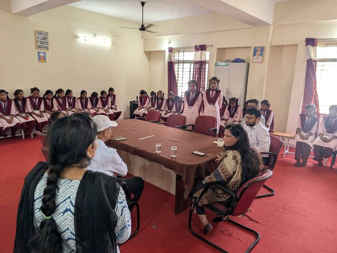 ▶️कलेक्टर श्रीमती नीतू माथुर ने कन्या शिक्षा परिसर उदयगढ़ पहुंचकर छात्राओं की समस्याएं सुनीं
▶️भोजन की गुणवत्ता में सुधार के दिए निर्देश, छात्राओं को शिकायतों के लिए उचित माध्यम अपनाने की दी समझाइश
#Alirajpur
#JansamparkMP https://t.co/j8bfqOeJXz