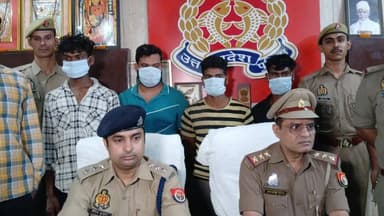 वाराणसी में अंतर्राज्यीय गौ तस्करी गिरोह का भंडाफोड़ | 16 गोवंश बरामद, 4 तस्कर गिरफ्तार
वाराणसी के लंका थाना क्षेत्र में पुलिस ने अंतर्राज्यीय गौ तस्करी गिरोह का भंडाफोड़ करते हुए चार तस्करों को गिरफ्तार किया है, जबकि एक किशोर को अभिरक्षा में लिया गया। पुलिस ने डाफी टोल प्लाजा के पास एक डीसीएम ट्रक से 16 गोवंश बरामद किए हैं।
पूछताछ में आरोपियों ने खुलासा किया कि वे उत्तर प्रदेश के विभिन्न जिलों से गोवंश एकत्र कर बिहार ले जाकर बेचते थे। पुलिस अब गिरोह के मुख्य सरगना समेत अन्य सदस्यों की तलाश में जुटी है।
#Varanasi #VaranasiNews #LankaPolice #CowSmuggling #GoTaskari #UPPolice #BreakingNews #CrimeNews #UttarPradesh #LiveVNS #PoliceAction #Bihar #CowProtection #LatestNews #Banaras