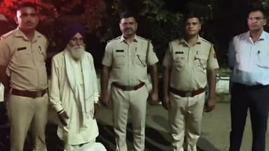 🚨 ब्रेकिंग | ऑपरेशन गरूड़न्यूह फेज-2 में बड़ी सफलता
कोटा पुलिस के ऑपरेशन गरूड़न्यूह फेज-2 के तहत आर.के.पुरम थाना पुलिस ने बड़ी कार्रवाई करते हुए 4 किलो 920 ग्राम अवैध अफीम डोडाचूरा पाउडर के साथ एक तस्कर को गिरफ्तार किया है।
गिरफ्तार आरोपी की पहचान सुखदेव सिंह (61) निवासी जिला बरनाला, पंजाब के रूप में हुई है। आरोपी पिट्टू बैग में शॉल के नीचे डोडाचूरा छिपाकर तस्करी के लिए ले जा रहा था।
यह कार्रवाई आर.के.पुरम थाना प्रभारी सब इंस्पेक्टर बाबूलाल पारेता के नेतृत्व में की गई। पुलिस आरोपी से पूछताछ कर यह पता लगाने में जुटी है कि मादक पदार्थ कहां से लाया गया था और इसकी सप्लाई किसे की जानी थी।
#KotaPolice #OperationGarudVyuha #Kota #Rajasthan #DrugSmuggling #RKPuram #BreakingNews #KotaNews #RajasthanNews #PoliceAction