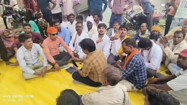 दो महीने से अंधेरे में गांव, बिजली संकट पर भाजपा मंडल अध्यक्ष ही धरने पर बैठे
असोथर विद्युत उपकेंद्र पर ग्रामीणों संग प्रदर्शन, 11 निजी नलकूप बंद होने से किसान परेशान
अधिकारियों ने जल्द समाधान का दिया आश्वासन, बिजली व्यवस्था पर उठे कई सवाल
✒️रिपोर्ट अमर केसरवानी
फतेहपुर। जिले के असोथर क्षेत्र में बिजली आपूर्ति बाधित होने से नाराज़ ग्रामीणों ने सोमवार को भाजपा मंडल अध्यक्ष राममहेश निषाद के नेतृत्व में विद्युत उपकेंद्र पर धरना-प्रदर्शन किया। ग्रामीणों का आरोप है कि करीब दो महीने पहले आए आंधी-तूफान में टूटे बिजली पोल और क्षतिग्रस्त लाइनें अब तक दुरुस्त नहीं की गई हैं, जिससे कई गांवों में बिजली संकट बना हुआ है और किसानों के निजी नलकूप भी बंद पड़े हैं।
फतेहपुर। डबल इंजन सरकार में निर्बाध बिजली आपूर्ति के दावों के बीच असोथर क्षेत्र से सामने आई तस्वीर ने स्थानीय बिजली व्यवस्था पर सवाल खड़े कर दिए हैं। सोमवार को भाजपा मंडल अध्यक्ष राममहेश निषाद को स्वयं सैकड़ों ग्रामीणों और महिलाओं के साथ असोथर विद्युत उपकेंद्र परिसर में धरने पर बैठना पड़ा।
ग्रामीणों के अनुसार, करीब दो महीने पहले आए तेज आंधी-तूफान में ग्राम पंचायत सरकंडी के कई मजरों में बिजली के पोल क्षतिग्रस्त हो गए थे। आरोप है कि इसके बाद भी बिजली विभाग स्थायी मरम्मत नहीं करा सका। सबसे अधिक प्रभावित क्षेत्रों में मैकुवापुर भी शामिल है, जो भाजपा मंडल अध्यक्ष का गांव बताया जा रहा है।
ग्रामीणों का कहना है कि लंबे समय से बिजली आपूर्ति बाधित रहने के कारण सामान्य जनजीवन प्रभावित है। सबसे बड़ी समस्या किसानों के सामने खड़ी हो गई है, क्योंकि लगभग 11 निजी नलकूप दो महीने से बंद पड़े हैं। इससे धान सहित अन्य फसलों की सिंचाई प्रभावित हो रही है और किसानों को आर्थिक नुकसान की आशंका है।
इस मामले ने तब और तूल पकड़ लिया जब भाजपा मंडल अध्यक्ष द्वारा भाजपा जिलाध्यक्ष को लिखा गया पत्र सोशल मीडिया पर वायरल हो गया। पत्र में टूटे बिजली पोल, जर्जर विद्युत लाइन और लगातार बाधित बिजली आपूर्ति का उल्लेख किया गया था। इसके बाद यह मुद्दा सोशल मीडिया पर भी चर्चा का विषय बन गया।
सोमवार को बड़ी संख्या में ग्रामीण असोथर विद्युत उपकेंद्र पहुंचे और धरना-प्रदर्शन शुरू कर दिया। सूचना मिलने पर एसडीओ सुदामा प्रसाद तथा जेई कमल विश्वकर्मा मौके पर पहुंचे। अधिकारियों ने प्रदर्शनकारियों से वार्ता कर समस्याएं सुनीं और शीघ्र समाधान का आश्वासन दिया, जिसके बाद धरना समाप्त कर दिया गया।
धरना-प्रदर्शन में राममहेश निषाद, मूलचंद्र निषाद, सभासद लाखन निषाद, शिवम अवस्थी, आशुतोष विश्वकर्मा, शनि मिश्रा, शिवप्रताप सिंह, पंकज कश्यप सहित बड़ी संख्या में ग्रामीण और महिलाएं उपस्थित रहीं।
हालांकि, बिजली विभाग की ओर से मरम्मत में हुई देरी के कारणों और ग्रामीणों द्वारा लगाए गए आरोपों पर विस्तृत आधिकारिक बयान अभी सामने नहीं आया है।
यह घटनाक्रम ग्रामीण क्षेत्रों में बुनियादी सुविधाओं की उपलब्धता और शिकायतों के समयबद्ध निस्तारण की आवश्यकता को रेखांकित करता है। अब यह देखना महत्वपूर्ण होगा कि बिजली विभाग अपने आश्वासन को कितनी जल्दी धरातल पर उतारता है और प्रभावित गांवों में नियमित विद्युत आपूर्ति कब तक बहाल हो पाती है।
🟥 ND NEWS | दैनिक निष्पक्ष धारा की अपील
एनडी न्यूज़ एवं दैनिक निष्पक्ष धारा बिजली विभाग, जिला प्रशासन एवं जनप्रतिनिधियों से अपील करता है कि ग्रामीण क्षेत्रों की विद्युत समस्याओं का त्वरित समाधान सुनिश्चित किया जाए। टूटे हुए बिजली पोल, जर्जर लाइनें और बाधित विद्युत आपूर्ति को प्राथमिकता के आधार पर ठीक किया जाए, ताकि किसानों, छात्रों और आम नागरिकों को राहत मिल सके।
👇👇
#NDNews #दैनिकनिष्पक्षधारा #Fatehpur #Asothar #Electricity #PowerCrisis #Farmers #UttarPradesh #BreakingNews #UPPCL #RuralDevelopment
👇👇
@dgpup
@UPGovt
@RSSorg
@Uppolice
@wpl1090
@RSSgeet
@MIB_India
@PMOIndia
@HMOIndia
@EMofficeUP
@VHPDigital
@CMOUP_RC
@igrangealld
@UPPCLLKO
@myogioffice
@InfoDeptUP
@MD_PuVVNL
@dmfatehpur
@MVVNLHQ
@CMOfficeUP
@ChiefSecyUP
@MahantYogiG
@ChiefSecy_UP
@edpmcuppcl
@EE_Trans_Hapur
@UppclNishant
@DVVNL_Care
@BajrangDalOrg
@fatehpurpolice
@myogiadityanath
@puvvnlvaranasi
@puvvnlfatehpur
@112UttarPradesh
@ADGZonPrayagraj
@CommissionerPrg
@VINODKUMARGAN15
👇👇
🟥 NDNEWS | दैनिक निष्पक्ष धारा
मुख्य संपादक/संस्थापक: राजन सिंह हाड़ा
सह-संपादक: शालिनी सिंह भदौरिया
✒️ रिपोर्ट: अमर केसरवानी असोथर
📍कार्यालय-3: U158,हीरा स्वीट्स के पास,विकास मार्ग, लक्ष्मी नगर, पूर्वी दिल्ली 110092 (NCR)
📞मोबाइल: 9696119696