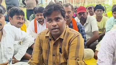 दो महीने से अंधेरे में गांव, बिजली संकट पर भाजपा मंडल अध्यक्ष ही धरने पर बैठे
असोथर विद्युत उपकेंद्र पर ग्रामीणों संग प्रदर्शन, 11 निजी नलकूप बंद होने से किसान परेशान
अधिकारियों ने जल्द समाधान का दिया आश्वासन, बिजली व्यवस्था पर उठे कई सवाल
✒️रिपोर्ट अमर केसरवानी
फतेहपुर। जिले के असोथर क्षेत्र में बिजली आपूर्ति बाधित होने से नाराज़ ग्रामीणों ने सोमवार को भाजपा मंडल अध्यक्ष राममहेश निषाद के नेतृत्व में विद्युत उपकेंद्र पर धरना-प्रदर्शन किया। ग्रामीणों का आरोप है कि करीब दो महीने पहले आए आंधी-तूफान में टूटे बिजली पोल और क्षतिग्रस्त लाइनें अब तक दुरुस्त नहीं की गई हैं, जिससे कई गांवों में बिजली संकट बना हुआ है और किसानों के निजी नलकूप भी बंद पड़े हैं।
फतेहपुर। डबल इंजन सरकार में निर्बाध बिजली आपूर्ति के दावों के बीच असोथर क्षेत्र से सामने आई तस्वीर ने स्थानीय बिजली व्यवस्था पर सवाल खड़े कर दिए हैं। सोमवार को भाजपा मंडल अध्यक्ष राममहेश निषाद को स्वयं सैकड़ों ग्रामीणों और महिलाओं के साथ असोथर विद्युत उपकेंद्र परिसर में धरने पर बैठना पड़ा।
ग्रामीणों के अनुसार, करीब दो महीने पहले आए तेज आंधी-तूफान में ग्राम पंचायत सरकंडी के कई मजरों में बिजली के पोल क्षतिग्रस्त हो गए थे। आरोप है कि इसके बाद भी बिजली विभाग स्थायी मरम्मत नहीं करा सका। सबसे अधिक प्रभावित क्षेत्रों में मैकुवापुर भी शामिल है, जो भाजपा मंडल अध्यक्ष का गांव बताया जा रहा है।
ग्रामीणों का कहना है कि लंबे समय से बिजली आपूर्ति बाधित रहने के कारण सामान्य जनजीवन प्रभावित है। सबसे बड़ी समस्या किसानों के सामने खड़ी हो गई है, क्योंकि लगभग 11 निजी नलकूप दो महीने से बंद पड़े हैं। इससे धान सहित अन्य फसलों की सिंचाई प्रभावित हो रही है और किसानों को आर्थिक नुकसान की आशंका है।
इस मामले ने तब और तूल पकड़ लिया जब भाजपा मंडल अध्यक्ष द्वारा भाजपा जिलाध्यक्ष को लिखा गया पत्र सोशल मीडिया पर वायरल हो गया। पत्र में टूटे बिजली पोल, जर्जर विद्युत लाइन और लगातार बाधित बिजली आपूर्ति का उल्लेख किया गया था। इसके बाद यह मुद्दा सोशल मीडिया पर भी चर्चा का विषय बन गया।
सोमवार को बड़ी संख्या में ग्रामीण असोथर विद्युत उपकेंद्र पहुंचे और धरना-प्रदर्शन शुरू कर दिया। सूचना मिलने पर एसडीओ सुदामा प्रसाद तथा जेई कमल विश्वकर्मा मौके पर पहुंचे। अधिकारियों ने प्रदर्शनकारियों से वार्ता कर समस्याएं सुनीं और शीघ्र समाधान का आश्वासन दिया, जिसके बाद धरना समाप्त कर दिया गया।
धरना-प्रदर्शन में राममहेश निषाद, मूलचंद्र निषाद, सभासद लाखन निषाद, शिवम अवस्थी, आशुतोष विश्वकर्मा, शनि मिश्रा, शिवप्रताप सिंह, पंकज कश्यप सहित बड़ी संख्या में ग्रामीण और महिलाएं उपस्थित रहीं।
हालांकि, बिजली विभाग की ओर से मरम्मत में हुई देरी के कारणों और ग्रामीणों द्वारा लगाए गए आरोपों पर विस्तृत आधिकारिक बयान अभी सामने नहीं आया है।
यह घटनाक्रम ग्रामीण क्षेत्रों में बुनियादी सुविधाओं की उपलब्धता और शिकायतों के समयबद्ध निस्तारण की आवश्यकता को रेखांकित करता है। अब यह देखना महत्वपूर्ण होगा कि बिजली विभाग अपने आश्वासन को कितनी जल्दी धरातल पर उतारता है और प्रभावित गांवों में नियमित विद्युत आपूर्ति कब तक बहाल हो पाती है।
🟥 ND NEWS | दैनिक निष्पक्ष धारा की अपील
एनडी न्यूज़ एवं दैनिक निष्पक्ष धारा बिजली विभाग, जिला प्रशासन एवं जनप्रतिनिधियों से अपील करता है कि ग्रामीण क्षेत्रों की विद्युत समस्याओं का त्वरित समाधान सुनिश्चित किया जाए। टूटे हुए बिजली पोल, जर्जर लाइनें और बाधित विद्युत आपूर्ति को प्राथमिकता के आधार पर ठीक किया जाए, ताकि किसानों, छात्रों और आम नागरिकों को राहत मिल सके।
👇👇
#NDNews #दैनिकनिष्पक्षधारा #Fatehpur #Asothar #Electricity #PowerCrisis #Farmers #UttarPradesh #BreakingNews #UPPCL #RuralDevelopment
👇👇
@dgpup
@UPGovt
@RSSorg
@Uppolice
@wpl1090
@RSSgeet
@MIB_India
@PMOIndia
@HMOIndia
@EMofficeUP
@VHPDigital
@CMOUP_RC
@igrangealld
@UPPCLLKO
@myogioffice
@InfoDeptUP
@MD_PuVVNL
@dmfatehpur
@MVVNLHQ
@CMOfficeUP
@ChiefSecyUP
@MahantYogiG
@ChiefSecy_UP
@edpmcuppcl
@EE_Trans_Hapur
@UppclNishant
@DVVNL_Care
@BajrangDalOrg
@fatehpurpolice
@myogiadityanath
@puvvnlvaranasi
@puvvnlfatehpur
@112UttarPradesh
@ADGZonPrayagraj
@CommissionerPrg
@VINODKUMARGAN15
👇👇
🟥 NDNEWS | दैनिक निष्पक्ष धारा
मुख्य संपादक/संस्थापक: राजन सिंह हाड़ा
सह-संपादक: शालिनी सिंह भदौरिया
✒️ रिपोर्ट: अमर केसरवानी असोथर
📍कार्यालय-3: U158,हीरा स्वीट्स के पास,विकास मार्ग, लक्ष्मी नगर, पूर्वी दिल्ली 110092 (NCR)
📞मोबाइल: 9696119696