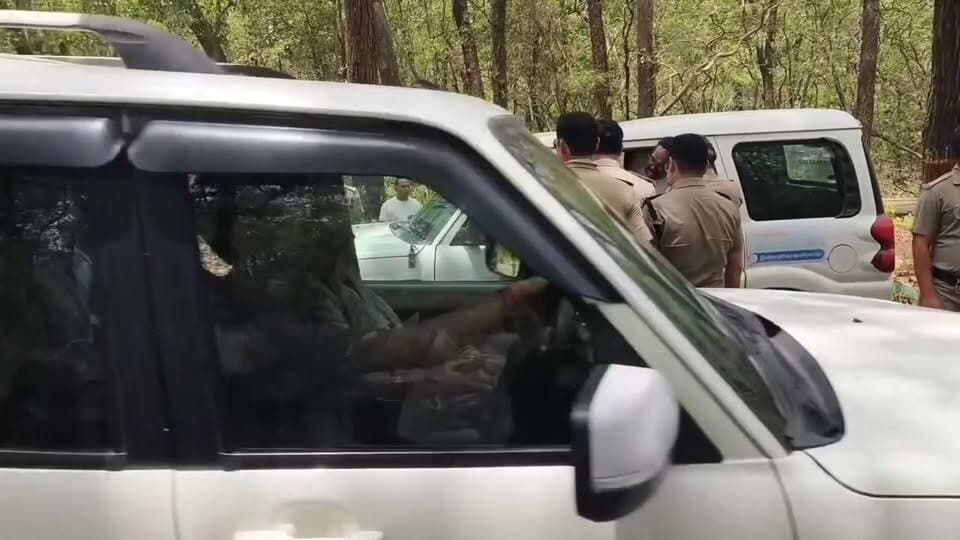 नैनीताल हाईकोर्ट में पेड़ कटान रोकने के खिलाफ डाली गयी जनहित याचिका में पेड़ कटान के स्पष्ट आदेश न होने के बावजूद,ऋषिकेश-भानियावाला के बीच सात मोड़ पर चल रहे हजारों पेड़ों के हत्याकांड का उक्रांद पहले दिन से ही पुरजोर विरोध कर रहा है,कल इसी क्रम में पेड़ कटान का लोकतांत्रिक ढंग से विरोध कर रहे उक्रांद के कार्यकारी केंद्रीय अध्यक्ष कुंदन सिंह बिष्ट को बेहद आपत्तिजनक ढंग से उत्तराखंड सरकार के इशारे पर पुलिस द्वारा गिरफ्तारी का उक्रांद पुरजोर विरोध करता है और सभी लोकतांत्रिक व कानूनी ढंग से पेड़ काटने के इस बड़े षड्यंत्र में शामिल केंद्र और राज्य सरकार के सभी सरकारी अधिकारियों, मंत्रियों/मुख्यमंत्री को कानून तथा जनता की अदालत में कटघरे में खड़ा करके दंडित कराने का पुरजोर प्रयास करेगा।
आशुतोष नेगी
अधिवक्ता,पत्रकार,पूर्व प्रोफ़ेसर पर्यटन विभाग,हे०न०ब०गढ़वाल केंद्रीय विश्वविद्यालय,श्रीनगर गढ़वाल
केंद्रीय उपाध्यक्ष उक्रांद
कार्यालय,डोभाल चौक,रायपुर विधानसभा,देहरादून
मोबाइल:7830677767
मेल आईडी:pauriashutosh@gmail.com.
#उक्रांद
#जयपहाड़जयपहाड़ी