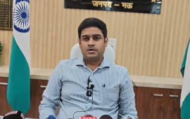 बाढ़ से निपटने की पूरी तैयारी, जिलाधिकारी ने गिनाईं सभी महत्वपूर्ण व्यवस्थाएं
#FloodAlert #Mau #DMMau #FloodPreparedness #UPNews #बाढ़ #मऊ