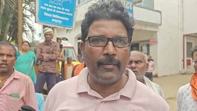 रामपुर में अपराध की बढ़ती घटनाएं चिंता का विषय हैं। शहडोल जिले की सीमा पर स्थित रामपुर में कोयला खदान खुलने के बाद से अवैध गतिविधियों में वृद्धि हुई है। कुछ लोग रातोंरात अमीर बनने के लिए अपराध की ओर बढ़ रहे हैं। यह जानना महत्वपूर्ण है कि इन अपराधियों के पीछे कौन है और वे किसके इशारे पर काम कर रहे हैं। हाल ही में हुए गोलीकांड में एक युवक की मौत के बाद क्षेत्र में दहशत फैल गई है। परिजनों के आरोपों की जांच करना आवश्यक है। #रामपुर_मे_बेखौफ_अपराधी #MP_POLICE #DGP_MP #ADGP_SHAHDOL
Collector Office Anuppur Shahdol Commissioner
