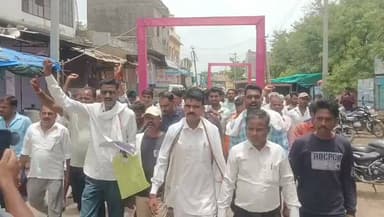 अटरू उपखंड के चैनपुरिया गांव में स्थित चारागाह व वन विभाग की भूमि को अतिक्रमण मुक्त करने के लिए रतनपुरा व चैनपुरिया के ग्रामीणों ने अटरू उपखंड अधिकारी को ज्ञापन सौंपा, अतिक्रमणकारियों ने 700 से 1000 बीघा भूमि पर कर रखा है अतिक्रमण।।
#dcdmbaran #forestdipartmentbaran #forestministerrajasthan #atikramannews #chharagah #sdmatru #gyapan #BreakingNews #Treandingnews #Vairalpost #atru