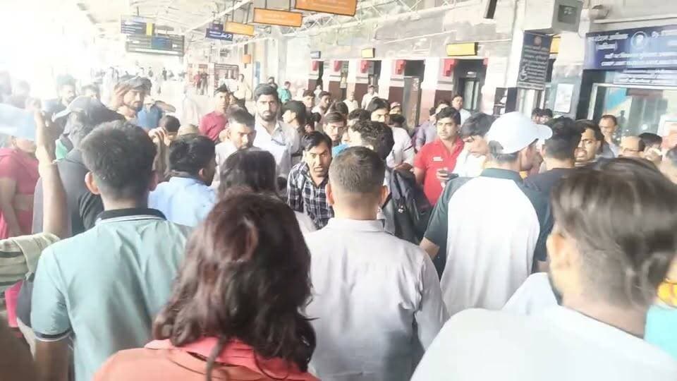#आगरा कैंट स्टेशन पर हाईवोल्टेज हंगामा..,.......
RPF जवानों पर कार्रवाई की मांग
डिप्टी SS और RPF जवानों के बीच मारपीट मामले ने पकड़ा तूल।
कार्रवाई न होने पर डिप्टी SS की बहन प्रदर्शन के दौरान रेलवे पटरी पर कूदी।
RPF और पुलिस ने दौड़कर महिला को पटरी से सुरक्षित हटाया।
प्रदर्शनकारियों ने शताब्दी ट्रेन रोकने और रेल चक्का जाम का किया था ऐलान।
सस्पेंड RPF जवानों की गिरफ्तारी और जेल भेजने की मांग पर अड़े परिजन।
DRM ने कार्रवाई के लिए एक घंटे का समय मांगा था, समयसीमा पूरी होने का दावा।
परिजनों ने चेतावनी द—दोषी जवानों की बर्खास्तगी तक आंदोलन रहेगा जारी।
मामले को लेकर आगरा कैंट रेलवे स्टेशन पर सुरक्षा व्यवस्था बढ़ाई गई।