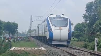 वंदे भारत से टकराया सांड, 40 मिनट तक रुकी ट्रेन... चालक की सूझबूझ से टला बड़ा हादसा!
बाराहाट थाना क्षेत्र के परबत्ता गांव के पास दुमका-भागलपुर वंदे भारत एक्सप्रेस एक सांड से टकरा गई। टक्कर के बाद सांड ट्रेन के अगले हिस्से में फंस गया, जिससे ट्रेन करीब 40 मिनट तक घटनास्थल पर खड़ी रही। ग्रामीणों और आरपीएफ के संयुक्त प्रयास से सांड को हटाने के बाद ट्रैक की जांच की गई और फिर ट्रेन को सुरक्षित भागलपुर के लिए रवाना किया गया। घटना में सांड की मौत हो गई, जबकि ट्रेन में सवार सभी यात्री सुरक्षित हैं।
#वंदेभारत #TrainAccident #Parbatta #Barahat #BankaNews #Bhagalpur #Railway #BreakingNews #मैं_हूं_बांका
