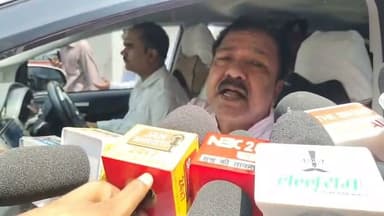 मंत्री दिलीप जायसवाल बोले - बांकीपुर की जनता का आशीर्वाद नितिन नवीन के साथ, विकास देखकर ही वोट मिलता है
बांकीपुर का गर्व हैं नितिन नवीन" - मंत्री दिलीप जायसवाल ने गिनाए विकास कार्य
बिहार सरकार के मंत्री दिलीप जायसवाल ने कहा कि बांकीपुर की जनता का आशीर्वाद हमेशा भाजपा के साथ रहा है और इस बार भी मिलेगा। यह बात हम जानते हैं।
उन्होंने कहा कि बांकीपुर क्षेत्र के लिए हमारे राष्ट्रीय अध्यक्ष नितिन नवीन जी ने कई विकास के कार्य किए हैं जो जमीन पर दिखते हैं। जनता के आशीर्वाद से ही नितिन नवीन जी राष्ट्रीय अध्यक्ष बने। बांकीपुर की जनता को भी इस बात का गर्व है।मंत्री दिलीप जायसवाल ने विपक्ष पर निशाना साधते हुए कहा कि "विपक्ष क्या कर रही है, क्या नहीं, हम लोग जानते हैं। विकास के कार्य को देखते हुए ही आम जनता साथ देती है। हमने विकास किया है, आम जनता के लिए काम किया है और जनता का विश्वास हम पर है। आगे भी जनता का साथ हमें मिलेगा।"
#Patna #Bankipore #BJP #NitishKumar #BiharPolitics #DilipJaiswal #NitinNaveen