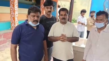 तेरी मेहरबानियां' का सजीव रूप: मालिक की मौत के सदमे में 'डुग्गू' ने भी त्यागे प्राण, बैतूल में एक साथ निकली दोनों की अंतिम यात्रा
आपने 80 के दशक की ब्लॉकबस्टर फिल्म 'तेरी मेहरबानियां' तो जरूर देखी होगी, जिसमें एक वफादार कुत्ता अपने मालिक की मौत के बाद उसकी कब्र पर रो-रोकर दम तोड़ देता है। फिल्मी पर्दे की वह दर्दभरी दास्तां मध्य प्रदेश के बैतूल जिले में हकीकत बनकर सामने आई है। यहाँ इंसान और बेजुबान के बीच अटूट प्रेम और वफादारी की एक ऐसी अनोखी मिसाल देखने को मिली, जिसने पूरे इलाके के लोगों की आँखें नम कर दीं।
अटूट था प्रदीप और 'डुग्गू' का रिश्ता
यह मर्मस्पर्शी घटना जिला मुख्यालय के गंज क्षेत्र की है। यहाँ के रहने वाले पान और चाय दुकान संचालक प्रदीप जैन का अपने पालतू डॉगी 'डुग्गू' से बेहद गहरा लगाव था। प्रदीप के लिए डुग्गू महज एक जानवर नहीं, बल्कि उनके परिवार का एक अभिन्न हिस्सा था। पिछले कुछ समय से प्रदीप जैन अस्वस्थ चल रहे थे और भोपाल के एक अस्पताल में उनका इलाज जारी था। अपने मालिक की अनुपस्थिति में डुग्गू भी घर पर गुमसुम और उदास रहने लगा था। आखिरकार, लंबी बीमारी के बाद रविवार को प्रदीप जैन का निधन हो गया।
अंतिम दर्शन के बाद डुग्गू ने भी तोड़ दिया दम
सोमवार को जब प्रदीप जैन का पार्थिव शरीर अंतिम संस्कार के लिए उनके गृह नगर बैतूल लाया गया, तो चारों तरफ मातम पसरा था। परिजनों ने अंतिम विदाई से पहले वफादार डुग्गू को उसके मालिक के अंतिम दर्शन कराए।
वह विदारक दृश्य देखकर हर किसी का कलेजा कांप उठा...
डुग्गू कुछ देर तक बेजान पड़े अपने मालिक के शरीर के पास खड़ा रहा, मानो वह उन्हें जगाने की कोशिश कर रहा हो। इसके बाद वह चुपचाप घर के एक कमरे में चला गया। कमरे में थोड़ी देर बेचैनी से चहल-कदमी करने के बाद, मालिक के बिछड़ने का गम वह सहन नहीं कर पाया और उसने भी हमेशा के लिए अपनी आँखें मूंद लीं।
एक साथ निकली दोनों की शव यात्रा
मालिक की मौत के तुरंत बाद वफादार डॉगी की मौत की खबर ने हर किसी को झकझोर कर रख दिया। परिजनों ने डुग्गू की इस निस्वार्थ वफादारी का सम्मान करने का फैसला किया। उन्होंने प्रदीप जैन और उनके प्यारे वफादार साथी डुग्गू की एक साथ शव यात्रा निकाली। जिस सम्मान के साथ प्रदीप जैन को विदा किया गया, उसी आदर और नम आँखों के साथ डुग्गू को भी अंतिम विदाई दी गई।
वफादारी की एक अमर मिसाल
फिल्म 'तेरी मेहरबानियां' में तो सब कुछ स्क्रीन प्ले के मुताबिक रचा गया था, लेकिन बैतूल की इस घटना ने साबित कर दिया कि बेजुबान जानवरों का प्यार इंसानी फरेब से कोसों दूर, बिल्कुल सच्चा और पवित्र होता है। प्रदीप और डुग्गू की यह कहानी हमें सिखाती है कि प्रेम की कोई भाषा नहीं होती, इसे बस रूह से महसूस किया जा सकता है। दोनों भले ही इस दुनिया में न रहे हों, लेकिन उनकी यह अनोखी दास्तां हमेशा वफादारी की मिसाल बनकर जिंदा रहेगी।
#तेरी_मेहरबानियां
#बैतूल_समाचार
#वफादार_डुग्गू
#अटूट_प्रेम
#बेजुबान_का_प्यार
#FaithfulDog
#DogLoyalty
#TrueLove
#PetLovers
#इंसान_और_जानवर_का_प्यार
#अंतिम_यात्रा
#UnconditionalLove
#BetulNews
#RestInPeace
#HeartTouching
#EmotionalStory
#ViralNews
#DogInspiration
#TrueStory