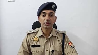 #अलीगढ़: थाना गांधीपार्क क्षेत्र के रेलवे रोड पर गाड़ी ओवरटेक करने को लेकर दो पक्षों में कहासुनी के बाद मारपीट हो गई। सूचना मिलते ही स्थानीय पुलिस मौके पर पहुंची और कार्रवाई करते हुए दोनों पक्षों के दो लोगों को हिरासत में ले लिया। पूछताछ के दौरान एक इनोवा सवार के पास से टॉय लाइटर गन बरामद हुई। पुलिस का कहना है कि मामले के सभी पहलुओं की गहन जांच की जा रही है। आवश्यक विधिक कार्रवाई जारी है और मौके पर पूरी तरह शांति बनी हुई है।
#Aligarh
#BreakingNews
#UttarPradeshPolice
#RoadRage
#CrimeNews