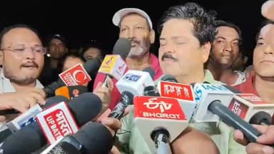 बिग ब्रेकिंग: देहरादून में राहुल गांधी की रैली को लेकर घमासान!
17 जुलाई को राहुल गांधी के प्रस्तावित देहरादून दौरे से ठीक पहले प्रशासन और कांग्रेस आमने-सामने आ गए हैं। प्रशासन ने परेड ग्राउंड में आयोजित होने वाली रैली का स्थान बदलकर रेसकोर्स स्थित बन्नू स्कूल करने का प्रस्ताव दिया है।
कांग्रेस का कड़ा विरोध: इस फैसले के खिलाफ कांग्रेस सड़कों पर उतर आई है। प्रदेश अध्यक्ष गणेश गोदियाल ने कड़े शब्दों में प्रशासन के इस कदम की निंदा की है।
गोदियाल का तीखा वार: कांग्रेस प्रदेश अध्यक्ष गणेश गोदियाल ने इसे सीधे तौर पर 'भाजपा का प्रोपोगेंडा' करार दिया है। उन्होंने आरोप लगाया कि भाजपा सरकार राहुल गांधी की बढ़ती लोकप्रियता से घबरा गई है और जानबूझकर कार्यक्रम में बाधा डाल रही है।
क्या है पूरा मामला?
पूर्व निर्धारित स्थल: परेड ग्राउंड
प्रशासन का नया प्रस्ताव: रेसकोर्स (बन्नू स्कूल)
कांग्रेस का रुख: स्थान परिवर्तन स्वीकार्य नहीं, इसे राजनीतिक साजिश बताया।
क्या यह महज प्रशासनिक फेरबदल है या इसके पीछे कोई राजनीतिक दबाव?
#RahulGandhi #Dehradun #Congress #UttarakhandPolitics #GaneshGodiyal #BreakingNews #DehradunUpdates
