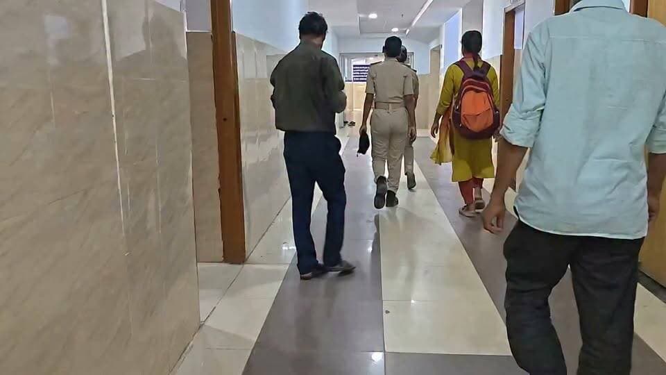 #अथमलगोला : शादी का झांसा देकर शिक्षिका का शोषण करने वाले सीआरपीएफ के जवान पर अथमलगोला थाना में मामला दर्ज, पीड़ित शिक्षिका का बाढ़ अनुमंडल अस्पताल में मंगलवार को कराया गया मेडिकल...
Bakhtiyarpur Times CMO Bihar Khabar Junction Live