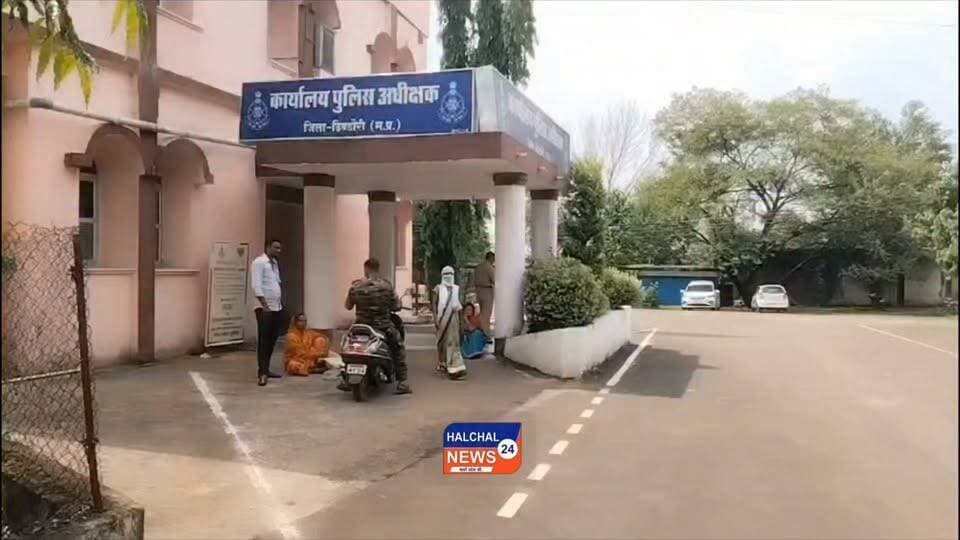 पति पर पत्नी की फोटो और मोबाइल नंबर सोशल मीडिया पर वायरल करने का आरोप, न्याय की गुहार लेकर SP ऑफिस पहुंची पीड़िता
समनापुर थाना पुलिस पर कार्रवाई नहीं करने का आरोप, अतिरिक्त पुलिस अधीक्षक ने दिए जांच के निर्देश
डिंडौरी HALCHAL24NEWS
डिंडौरी जिले में सोशल मीडिया के कथित दुरुपयोग और महिला उत्पीड़न से जुड़ा एक गंभीर मामला सामने आया है। समनापुर थाना क्षेत्र की एक महिला ने आरोप लगाया है कि उसके पति ने उसकी फोटो और मोबाइल नंबर को आपत्तिजनक टिप्पणियों के साथ सोशल मीडिया पर साझा कर दिया, जिसके बाद उसके पास लगातार अश्लील और अभद्र फोन कॉल आने लगे। मामले में स्थानीय थाना स्तर पर कार्रवाई नहीं होने का आरोप लगाते हुए पीड़िता पुलिस अधीक्षक कार्यालय पहुंची और न्याय की गुहार लगाई।
पीड़िता के अनुसार, सोशल मीडिया पर पोस्ट वायरल होने के बाद उसकी सामाजिक प्रतिष्ठा को ठेस पहुंची और वह मानसिक रूप से भी काफी परेशान है। महिला का कहना है कि उसने समनापुर थाने में लिखित शिकायत दी थी, लेकिन अपेक्षित कार्रवाई नहीं होने के कारण उसे वरिष्ठ अधिकारियों की शरण लेनी पड़ी।
पीड़िता ने अतिरिक्त पुलिस अधीक्षक रेखा सिंह को मोबाइल फोन और अन्य डिजिटल साक्ष्य प्रस्तुत करते हुए पूरे घटनाक्रम की जानकारी दी। मामले की गंभीरता को देखते हुए अतिरिक्त पुलिस अधीक्षक ने समनापुर थाना प्रभारी को तत्काल जांच कर नियमानुसार आवश्यक कानूनी कार्रवाई करने के निर्देश दिए हैं। साथ ही संबंधित सोशल मीडिया पोस्ट को हटवाने की प्रक्रिया भी शुरू करने के निर्देश दिए गए हैं।
पुलिस का कहना है कि मामले की निष्पक्ष जांच की जाएगी। जांच में जो भी तथ्य सामने आएंगे, उनके आधार पर विधि अनुसार कार्रवाई की जाएगी।
सोशल मीडिया के बढ़ते उपयोग के बीच इस तरह के मामलों ने एक बार फिर डिजिटल प्लेटफॉर्म के जिम्मेदार उपयोग और महिलाओं की ऑनलाइन सुरक्षा को लेकर गंभीर सवाल खड़े किए हैं।
#HALCHAL24NEWS #Dindori #Samnapur #CrimeNews #WomenSafety #CyberCrime #SocialMediaMisuse #MPNews #BreakingNews #PoliceInvestigation #JusticeForWomen #डिंडौरी #महिला_सुरक्षा #साइबर_अपराध #सोशल_मीडिया #समनापुर #पुलिस_जांच #मध्यप्रदेश_समाचार #breakingnews #mpnews #dindorinews #madhyapradesh #dindori #viralnews #halchal24news #viralvideo #highlights