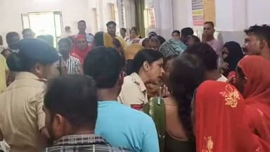 🚨 सीधी जिला अस्पताल में एक बार फिर प्रसूता की मौत, परिजनों ने लगाए गंभीर आरोप 🚨
सीधी जिला अस्पताल में एक बार फिर एक प्रसूता की मौत का मामला सामने आया है। मृतका के परिजनों ने आरोप लगाया है कि डॉ. सुनीता तिवारी द्वारा कथित रूप से ₹20,000 की मांग की गई थी। परिजनों का दावा है कि पैसा न देने पर समय पर उचित उपचार नहीं दिया गया, जिसके कारण प्रसूता की मौत हुई।
घटना के बाद अस्पताल परिसर में हंगामा हुआ और पुलिस को सूचना दी गई। परिजन मामले की निष्पक्ष जांच और दोषियों के विरुद्ध कड़ी कार्रवाई की मांग कर रहे हैं।
महत्वपूर्ण: ये सभी आरोप मृतका के परिजनों द्वारा लगाए गए हैं। इन आरोपों की आधिकारिक पुष्टि नहीं हुई है। मामले की जांच के बाद ही वास्तविक तथ्य सामने आएंगे।
घटना का वीडियो सोशल मीडिया पर वायरल बताया जा रहा है।
#Sidhi #SidhiNews #DistrictHospital #BreakingNews #Justice #MadhyaPradesh #TalashNews