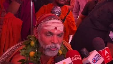 #gonda #avimukteshwaranand #kalnemi #defination #dharmrakshayatra गोंडा पहुंचे अविमुक्तेश्वरानंद ने बताई कालनेमि की परिभाषा
जो अंदर से कुछ और बाहर से कुछ और वही कालनेमी
गेरुआ कपड़ा पहने योगी और सरकार करवा रही गौहत्या
कोई भी गेरुआ कपड़ा धारी सन्यासी या नहीं कर सकता
इसलिए हमने उन्ही को लेकर यह कहा :अविमुक्तेश्वरानंद
हम सन्यासी अच्छे बुरे व्यवहार को नहीं देखते
हम तो अपने धर्म की रक्षा के मामले में ध्यान देते हैं
धर्म रक्षा में जो हमारा साथ दे धार्मिक न दे वो अधार्मिक
चंपत राय वफादार व्यक्ति उनसे जो चाहे करवा लो