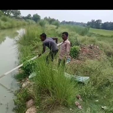 तेरहवीं भोज में गया युवक सरयू नहर में मृत मिला
रातभर तलाश के बाद बुधवार दोपहर नहर में मिला शव
मृतक की पहचान सुशील उर्फ सुनील (32) निवासी मगुरा बाजार के रूप में हुई
पुलिस ने शव पोस्टमार्टम के लिए भेजा, मौत के कारणों की जांच जारी
पोस्टमार्टम रिपोर्ट के बाद होगी आगे की कार्रवाई
#Gonda #Tarabganj #SaryuNahar #BreakingNews #UttarPradesh