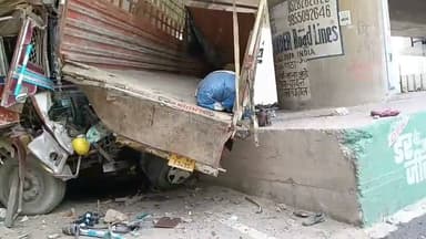 परवाणू सेब मंडी के पास अनियंत्रित ट्राला तीन ट्रकों से टकराया, दो वाहनों को भारी नुकसान, चालक घायल..
#Parwanoo #Solan #AppleMandi #RoadAccident #TruckAccident #HimachalNews #BreakingNews #HimachalPradesh #AppleSeason #सोलन #परवाणू #सेबमंडी #सड़कहादसा #हिमाचलन्यूज़ #ब्रेकिंगन्यूज़ #हिमाचलNow