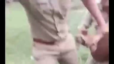 कई पुलिस वालों ने मिलकर एक महिला को पीटा महिला ने भी किया मुकाबला,,
बुंदेलखंड की धरती पर रानी लक्ष्मी बाई जैसी वीरांगना का क्षेत्र के बांदा गिरवा थाना क्षेत्र से वीडियो वायरल हो रहा है वायरल वीडियो में दिखाई दे रहा है कि एक महिला पुलिस से मुकाबला कर रही है और पुलिस वाले को पटक देती है उसके बाद पुलिस वाले उसके साथ मारपीट करते हैं पीड़ित महिला का आरोप दारोगा और लेखपाल जबरन उनकी जमीन पर रास्ता दिलाने पहुंचे थे विरोध करने पर महिला और उसके पति के साथ मारपीट की गई।
यदि वीडियो और आरोप सही हैं, तो यह उत्तर प्रदेश की कानून व्यवस्था और महिलाओं की सुरक्षा पर गंभीर सवाल खड़े करता है।
#ViratVasundhara #viral #bundelkhand
#Banda #bandapolice #YogiAdityanath #CMYogiAdityanath #follower #highlight #UPnews #reelvideo #trading