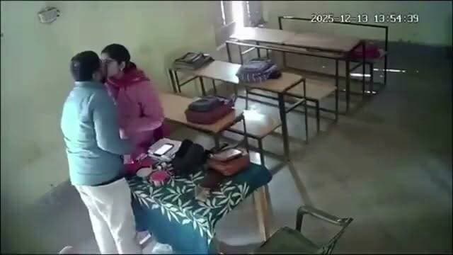 गुरुजी पढ़ाई कम, प्यार की क्लास ज़्यादा लेते है
कन्नौज के सरकारी स्कूल का कथित वीडियो वायरल होने के बाद शिक्षा विभाग ने शिक्षक और शिक्षिका को निलंबित कर दिया। अब मामले की जांच जारी है।
#कन्नौज #गुरुजी #मास्टराइन #सरकारी_स्कूल #UPNews #ViralVideo #BreakingNews