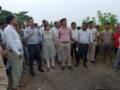 जिलाधिकारी, आनंद शर्मा ने घोघरडीहा प्रखंड के परसा हॉल्ट के समीप भुतही बलान नदी के बांध कटाव स्थल एवं मधेपुर प्रखंड के रहुआ संग्राम से जानकी नगर तक जानेवाली सड़क पर हुए जलजमाव का किया निरीक्षण।
#MadhubaniFirst https://t.co/ucA65uGDTP