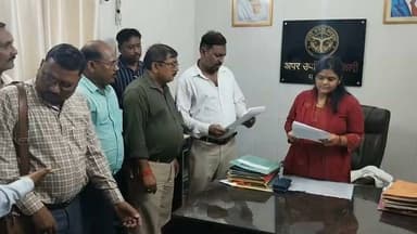 फतेहपुर में शिक्षणेत्तर कर्मचारियों का प्रदर्शन, 10 सूत्रीय मांगों का ज्ञापन सौंपा
कैशलेस चिकित्सा सुविधा समेत सेवा सुरक्षा और पुरानी पेंशन बहाली की उठाई मांग
मांगें पूरी न होने पर प्रदेशव्यापी आंदोलन की चेतावनी
✒️रिपोर्ट नागेंद्र पांडये
फतेहपुर। माध्यमिक शिक्षणेत्तर कर्मचारी एसोसिएशन (उ.प्र.) के बैनर तले फतेहपुर में शिक्षणेत्तर कर्मचारियों ने अपनी विभिन्न लंबित मांगों को लेकर मुख्यमंत्री एवं माध्यमिक शिक्षा राज्य मंत्री (स्वतंत्र प्रभार) के नाम जिलाधिकारी के माध्यम से 10 सूत्रीय ज्ञापन सौंपा। कर्मचारियों ने कहा कि यदि उनकी मांगों पर समयबद्ध निर्णय नहीं लिया गया तो प्रदेशव्यापी आंदोलन किया जाएगा।
फतेहपुर। माध्यमिक शिक्षणेत्तर कर्मचारी एसोसिएशन (उत्तर प्रदेश) के आह्वान पर मंगलवार को जिले के शिक्षणेत्तर कर्मचारियों ने अपनी विभिन्न मांगों को लेकर जिलाधिकारी कार्यालय पहुंचकर ज्ञापन सौंपा। ज्ञापन मुख्यमंत्री योगी आदित्यनाथ एवं माध्यमिक शिक्षा राज्य मंत्री (स्वतंत्र प्रभार) के नाम संबोधित किया गया।
संगठन ने कहा कि फरवरी 2026 से सहायता प्राप्त माध्यमिक विद्यालयों के शिक्षकों को कैशलेस चिकित्सा सुविधा का लाभ दिया जा रहा है, जबकि अशासकीय सहायता प्राप्त एवं स्ववित्तपोषित विद्यालयों में कार्यरत लिपिकों तथा चतुर्थ श्रेणी कर्मचारियों को इस सुविधा से वंचित रखा गया है। कर्मचारियों ने इसे असमानता बताते हुए समान सुविधा प्रदान करने की मांग की।
ज्ञापन में कर्मचारियों ने निम्न प्रमुख मांगें भी रखीं—
शिक्षणेत्तर कर्मचारियों को कैशलेस चिकित्सा सुविधा उपलब्ध कराई जाए।
आउटसोर्स कर्मचारियों की सेवा सुरक्षा सुनिश्चित की जाए।
सेवानिवृत्ति पर अर्जित अवकाश का नकदीकरण किया जाए।
पदोन्नति पर अतिरिक्त वेतन वृद्धि का लाभ मिले।
उच्चीकृत ग्रेड पे लागू किया जाए।
हाईस्कूल के लिपिकों को इंटरमीडिएट प्रधान लिपिक का वेतनमान दिया जाए।
चतुर्थ श्रेणी कर्मचारियों की नियमित नियुक्तियां शुरू की जाएं।
आउटसोर्स कर्मचारियों का नियमितीकरण किया जाए।
योग्य कर्मचारियों को शिक्षक पदों पर पदोन्नति का अवसर दिया जाए।
पुरानी पेंशन योजना बहाल की जाए।
संगठन के पदाधिकारियों ने कहा कि यदि सरकार द्वारा मांगों पर शीघ्र सकारात्मक निर्णय नहीं लिया गया तो प्रदेश स्तर पर व्यापक आंदोलन शुरू किया जाएगा।
इस अवसर पर कार्यकारी जिलाध्यक्ष कुलदीप विकार, जिला महामंत्री समय श्रीवास्तव, जिला कोषाध्यक्ष प्रेम झुसली, प्रदीप कुमार, सुहेल सिद्दीकी, दिनेश विश्वकर्मा, केशव यादव, महेश कुमार सहित बड़ी संख्या में कर्मचारी उपस्थित रहे।
शिक्षणेत्तर कर्मचारियों की मांगें अब शासन के समक्ष पहुंच चुकी हैं। आने वाले दिनों में सरकार और शिक्षा विभाग इन मांगों पर क्या निर्णय लेते हैं, इस पर कर्मचारियों की अगली रणनीति निर्भर करेगी। फिलहाल संगठन ने स्पष्ट किया है कि समाधान न होने की स्थिति में आंदोलन का रास्ता अपनाया जाएगा।
🟥 एनडी न्यूज़ एवं दैनिक निष्पक्ष धारा सभी पक्षों से संवाद के माध्यम से समाधान निकालने की अपील करता है। कर्मचारियों की मांगों पर शासन संवेदनशीलता के साथ विचार करे तथा कर्मचारी भी लोकतांत्रिक और शांतिपूर्ण तरीके से अपनी बात रखें। समयबद्ध निर्णय से शिक्षा व्यवस्था और कर्मचारियों दोनों का हित सुरक्षित रहेगा।
जनहित में सुझाव
कर्मचारी अपनी मांगें लिखित एवं वैधानिक माध्यम से प्रस्तुत करें।
शासन एवं कर्मचारी संगठनों के बीच नियमित संवाद स्थापित किया जाए।
शिक्षा व्यवस्था प्रभावित किए बिना समाधान का प्रयास किया जाए।
सेवा संबंधी मामलों का समयबद्ध निस्तारण सुनिश्चित किया जाए।
👇👇👇
#NDNews #दैनिकनिष्पक्षधारा #Fatehpur #Education #ShikshanetarKarmchari #CashlessMedical #OldPension #UPEducation #Employees #BreakingNews
👇👇
@dgpup
@RSSorg
@UPGovt
@wpl1090
@RSSgeet
@Uppolice
@MIB_India
@PMOIndia
@HMOIndia
@abmanglik
@VHPDigital
@igrangealld
@myogioffice
@InfoDeptUP
@dmfatehpur
@sdmsadarftp
@CMOfficeUP
@CMOUP_RC
@ChiefSecyUP
@ChiefSecyUP
@MahantYogiG
@FatehpurSdm
@fatehpurpolice
@BajrangDalOrg
@rashtrapatibhvn
@UPMahilaKalyan
@112UttarPradesh
@myogiadityanath
@CommissionerPrg
@ADGZonPrayagraj
👇👇
🟥 NDNEWS | दैनिक निष्पक्ष धारा
मुख्य संपादक / संस्थापक: राजन सिंह हाड़ा
सह-संपादक: शालिनी सिंह भदौरिया
📍कार्यालय-3:U158,हीरा स्वीट्स के पास,विकास मार्ग,लक्ष्मी नगर,पूर्वी दिल्ली=110092 (NCR)
📍कार्यालय-2: विधानसभा रोड,बर्लिंगटन चौराहा,लखनऊ (226001) (UP)
📍कार्यालय-1: 1/1 अटल बिहारी चौराहा,नियर बर्मा चौराहा,फतेहपुर (212601) (UP)
📅 दिनांक:15 जुलाई 2026
📆 दिन: बुधवार
📞मोबाइल: 9696119696