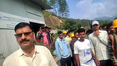 #BreakingNews: उत्तरकाशी: सिल्कयारा-पोलगांव टनल में हादसा, मलवा गिरने से झारखंड के 21 वर्षीय वेल्डर की मौत, मजदूरों में आक्रोश। DM Uttarkashi Uttarkashi Police Uttarakhand