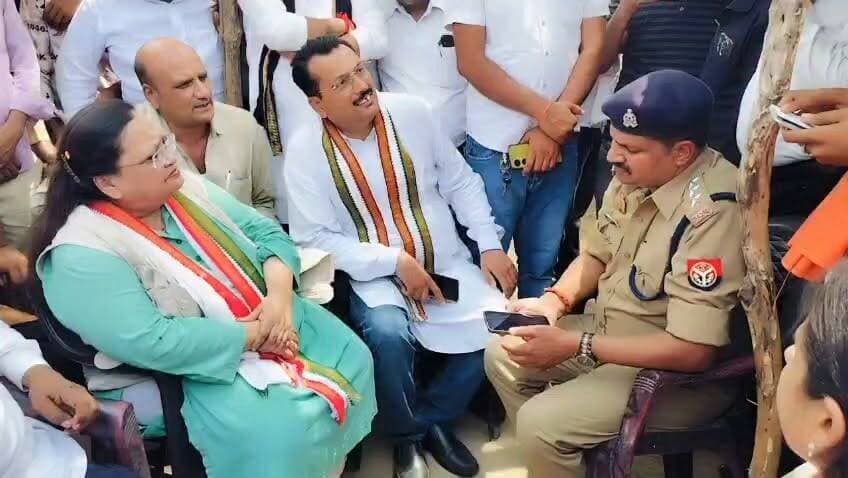 #कांग्रेस पार्टी #की पूर्व #विधायिका पीड़ित #परिवार के घर #पहुंची और घटना के #संबंध में #सीओ से #चर्चा की।