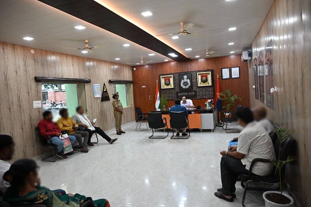 #SSP_अयोध्या द्वारा वरिष्ठ पुलिस अधीक्षक कार्यालय में जनता की समस्याओं को सुनकर यथा संभव मौके पर ही निस्तारित किया गया व शेष शिकायतों के त्वरित एवं गुणवत्ता पूर्ण निस्तारण सुनिश्चित करने हेतु संबंधित को निर्देशित किया जा रहा है। #UPPolice #ayodhyapolice https://t.co/SfRgIpt8Ke