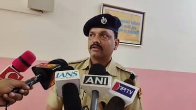बारां जिला कलेक्ट्रेट परिसर को एक बार फिर बम से उड़ाने की धमकी मिलने के बाद जिला प्रशासन और पुलिस महकमा अलर्ट मोड पर आ गया। सूचना मिलते ही पूरे कलेक्ट्रेट परिसर को खाली कराया गया और डॉग स्क्वायड, बम निरोधक दस्ता, दमकल, एम्बुलेंस, साइबर एक्सपर्ट तथा पुलिस की टीमों ने व्यापक सर्च अभियान चलाया।
इस मामले को लेकर बारां अतिरिक्त पुलिस अधीक्षक सौरभ तिवारी क्या बोले सुनिए.....
#CMO #cmojaipur #CMOjaipur #rajasthan #Baran #dcdmbaran #baransp #BreakingNews #Treandingnews