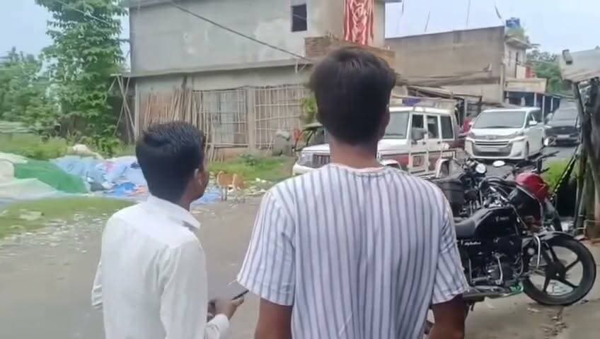 हट सा&. देखता नहीं हैं नेताजी का गाड़ी आ रहा है। तू गरीब टोटो चालक हिम्मत कैसे हुआ सामने टोटो लगाने की... पूर्णियां जिले के कसबा विधानसभा के श्रीनगर कॉपरेटिव बाजार की घटना
#purnia #PurniaNews #purnea #bihar #BiharNews #BiharPolitics #Crime #CrimeNews #BJPNEWS #RJD #LJP #fbyシ #fbreelsfypシ゚ #fbyシvideo #fb #NewsUpdate #NewsAlert #crimestories #biharelection2025