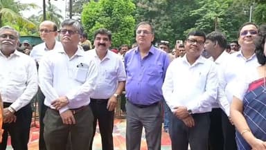 🚩 बोकारो में निकली भव्य रथ यात्रा, जय जगन्नाथ के जयकारों से गूंजा शहर | देखें मनमोहक नजारा 🙏
बोकारो में आस्था और भक्ति का अद्भुत संगम देखने को मिला। भगवान जगन्नाथ की भव्य रथ यात्रा में श्रद्धालुओं का सैलाब उमड़ा। जय जगन्नाथ के जयघोष से पूरा माहौल भक्तिमय हो गया। देखें रथ यात्रा का मनमोहक वीडियो। 🚩🙏
#bokaro #BokaroNews #RathYatra #JagannathRathYatra #JaiJagannath #BokaroCity #JharkhandNews #BokaroUpdates #RathYatra2026 #JagannathMahaprabhu #Devotion #Bhakti #FestivalVibes #CurrentBokaro #ViralVideo #BokaroLive