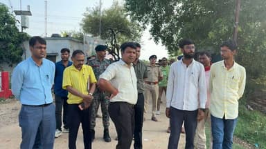 रोहतास के डीएम दीपक कुमार मिश्र ने गुरुवार को इंद्रपुरी बराज के समीप निर्माणाधीन डेहरी हाट का निरीक्षण कर कार्य प्रगति की समीक्षा की। डीएम ने कहा कि डेहरी हाट स्थानीय कला, संस्कृति, हस्तशिल्प और पारंपरिक खान-पान को बढ़ावा देने का प्रमुख केंद्र बनेगा, जिससे पर्यटन को प्रोत्साहन मिलने के साथ स्थानीय कारीगरों और युवाओं के लिए रोजगार के नए अवसर भी सृजित होंगे।
#rohtasdistrict