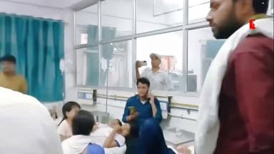 🚨 ललितपुर: अटल आवासीय विद्यालय में 37 बच्चों की तबीयत बिगड़ी, पेट दर्द और उल्टी की शिकायत पर जिला मेडिकल कॉलेज पहुंचे डीएम
#Lalitpur #AtalAawasiyaVidyalaya #BreakingNews #DMLalitpur #MedicalCollege #UttarPradesh #StudentHealth #Bundelkhand #IndiaDabangNews #LatestNews