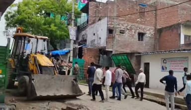 कानपुर
अवैध अतिक्रमण की शिकायत करना आरटीआई एक्टिविस्ट को पड़ा भारी
अवैध अतिक्रमण हटने से बौखलाये व्यक्ति ने शिकायतकर्ता को नाले में धकेला और उसके ऊपर पत्थरों से किया जानलेवा हमला
अतिक्रमण हटाने आई टीम के सामने ही दबंग ने की मारपीट
दबंग नगर निगम में ही चलाता है गाड़ी
मारपीट का वीडियो हुआ वायरल
गोविंद नगर थाना क्षेत्र के गोविंदपुरी पुल के नीचे का मामला
#viral #kanpurnews #nagarnigam