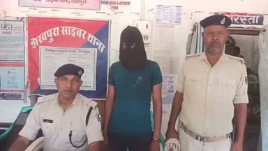 शेखपुरा. साइबर अपराध के खिलाफ चलाए जा रहे विशेष अभियान के तहत शेखपुरा साइबर थाना पुलिस ने ऑनलाइन लोन दिलाने के नाम पर ठगी करने वाले गिरोह का पर्दाफाश किया है। पुलिस अधीक्षक एवं साइबर डीएसपी ज्योति कुमारी के निर्देशन में साइबर थाना, बरबीघा थाना और पुलिस केंद्र की संयुक्त टीम ने गुप्त सूचना के आधार पर रामनगर गांव स्थित पश्चिम प्राथमिक विद्यालय के समीप बगीचे में छापेमारी की। पुलिस को देखते ही सात संदिग्ध भागने लगे, जिनमें से एक युवक शैलेन्द्र कुमार (24), निवासी रामनगर, थाना बरबीघा को गिरफ्तार कर लिया गया, जबकि छह अन्य फरार हो गए। गिरफ्तार आरोपी के पास से चार मोबाइल फोन बरामद किए गए। तकनीकी जांच में इंस्टाग्राम पर फर्जी लोन विज्ञापन चलाने, व्हाट्सएप के जरिए ग्राहकों से संपर्क करने, प्रोसेसिंग फीस के नाम पर क्यूआर कोड भेजकर रुपये वसूलने, संभावित पीड़ितों का डाटा, चैट, स्क्रीनशॉट और अन्य डिजिटल साक्ष्य मिले। जांच में एक मोबाइल नंबर राष्ट्रीय साइबर अपराध रिपोर्टिंग पोर्टल (NCRP) पर दर्ज ऑनलाइन वित्तीय धोखाधड़ी की शिकायत से भी जुड़ा पाया गया। पुलिस ने शेखपुरा साइबर थाना कांड संख्या 28/26 दर्ज कर आरोपी को न्यायिक हिरासत में जेल भेज दिया है। पुलिस ने लोगों से अपील की है कि किसी भी ऑनलाइन लोन, निवेश या आकर्षक ऑफर पर बिना सत्यापन भरोसा न करें तथा साइबर
#cyberpolice #cybercrime #spsheikhpura #DGPBihar
#Sheikhpura #SDORahulKumar #SheikhpuraPolice #BiharElectricityDept #LiquorBanBihar #BreakingNews #Bihar #BiharNews #PatnaNews #Patna #LiveCities