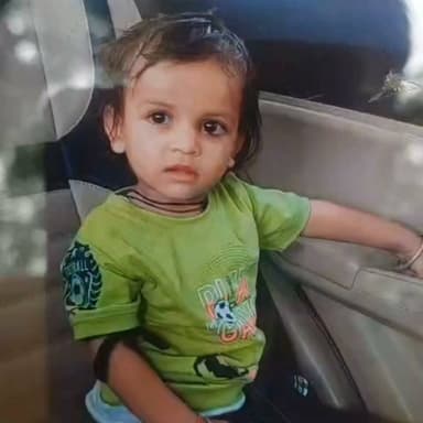 नवाबगंज में सर्पदंश से 3 साल के मासूम की मौत
सांप पकड़ने आए विशेषज्ञ को भी सांप ने काटा
घर के बाहर शौच के दौरान नाग ने बच्चे को डसा
अयोध्या श्री राम हॉस्पिटल ले जाते बच्चे की मौत
सांप पकड़ते एक सपेरे को भी उसी नाग ने काटा
सांप पकड़ने के बाद उसके साथी वहां से रवाना
उधर मृत बच्चे को लेकर मऊ रवाना हुए परिजन
नवाबगंज रघुनाथपुर के ठाकुरदीन पुरवा की घटना
#Gonda #SnakeBite #BreakingNews #UttarPradesh #GondaNews
