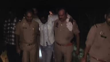 लखीमपुर खीरी के मोहम्मदी में गौकशी के मामले में फरार चल रहे दो आरोपियों को पुलिस ने मुठभेड़ के बाद गिरफ्तार कर लिया। पुलिस के अनुसार एक आरोपी के पैर में गोली लगी। मौके से तमंचा, कारतूस, चाकू, कुल्हाड़ी और बाइक बरामद हुई। घायल आरोपी का इलाज जारी है।
#LakhimpurKheri #Mohammadi #UPPolice #PoliceEncounter #BreakingNews #CrimeNews #UPNews #LakhimpurNews #HindiNews #TodayNews #ViralNews #CowSlaughter #GauHatya #PoliceAction #EncounterNews