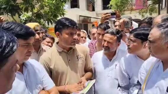 #बहरोड़ उपखंड कार्यालय पर कांग्रेस का जोरदार प्रदर्शन, कांग्रेस नेता संजय यादव के नेतृत्व में कार्यकर्ताओं ने बिजली विभाग द्वारा उपभोक्ताओं को भेजे जा रहे सिक्योरिटी राशि नोटिसों के विरोध में प्रदर्शन कर ज्ञापन सौंपा!
