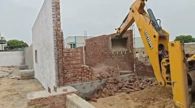 🚜 फरीदाबाद में अवैध कॉलोनी पर चला बुलडोजर
फरीदाबाद के गांव बाजड़ी की राजस्व सीमा में करीब 2 एकड़ में विकसित अवैध कॉलोनी पर प्रशासन ने बड़ी कार्रवाई की। अभियान के दौरान 2 निर्माणाधीन ढांचे, 1 फार्महाउस, 4 बाउंड्री वॉल और अवैध कच्चे सड़क नेटवर्क को ध्वस्त किया गया।
अवैध कब्जों और अनधिकृत कॉलोनियों के खिलाफ प्रशासन की कार्रवाई लगातार जारी है।
#Faridabad #BajriVillage #DemolitionDrive #IllegalColony #Encroachment #BulldozerAction #TownPlanning #Haryana #FaridabadNews #BreakingNews #NewsUpdate #ActionAgainstIllegalConstruction #UrbanDevelopment
