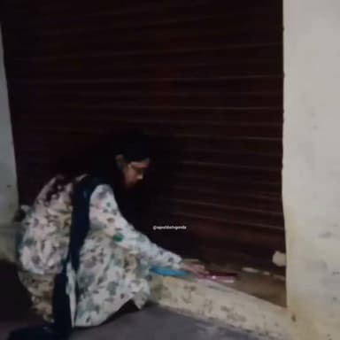 गोंडा में नारकोटिक्स विभाग ने बड़ी कार्रवाई करते हुए शहर के जयनगर बरियारपुर क्षेत्र में स्थित एक दवा कारोबारी के ठिकानों पर छापेमारी की। बाराबंकी और अयोध्या समेत छह जिलों की संयुक्त टीम पिछले करीब 36 घंटे से लगातार जांच और तलाशी अभियान चला रही है। कार्रवाई के दौरान भारी मात्रा में नशीली दवाओं का जखीरा बरामद होने की जानकारी सामने आई है, जिसकी कीमत करोड़ों रुपये बताई जा रही है। जांच के दौरान टीम ने अमन फार्मा के संचालक अमन कसौधन के चार गोदामों की तलाशी ली। बताया जा रहा है कि रिहायशी इलाके में स्थित एक मकान को भी गोदाम के रूप में इस्तेमाल किया जा रहा था। छापेमारी में कोडिन युक्त कफ सिरप, ट्रामाडोल टैबलेट, स्पास्मो कैप्सूल, अल्प्राजोलम टैबलेट और मफरिन सहित कई प्रकार की नियंत्रित दवाएं और इंजेक्शन मिले हैं। कार्रवाई के दौरान अमन कसौधन फरार बताया जा रहा है, जिसकी तलाश जारी है। नारकोटिक्स विभाग और संबंधित एजेंसियां बरामद दवाओं के दस्तावेज, लाइसेंस और सप्लाई नेटवर्क की गहन जांच कर रही हैं। अधिकारियों का कहना है कि जांच पूरी होने के बाद मामले में आगे की विधिक कार्रवाई की जाएगी।
#GondaNews #NarcoticsRaid #DrugBust #UPPolice #BreakingNews