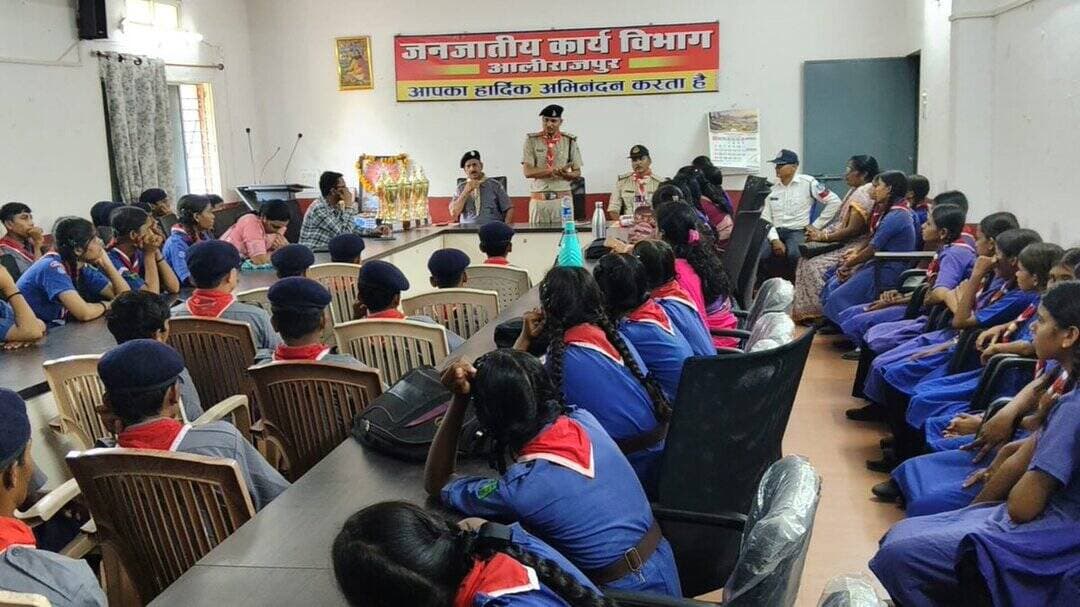 नशा मुक्ति अभियान 2.0 के तहत विद्यार्थियों को किया जागरूक, यातायात नियमों का भी दिया संदेश
#JansamparkMP
#Alirajpur https://t.co/DeYFvA7rHG