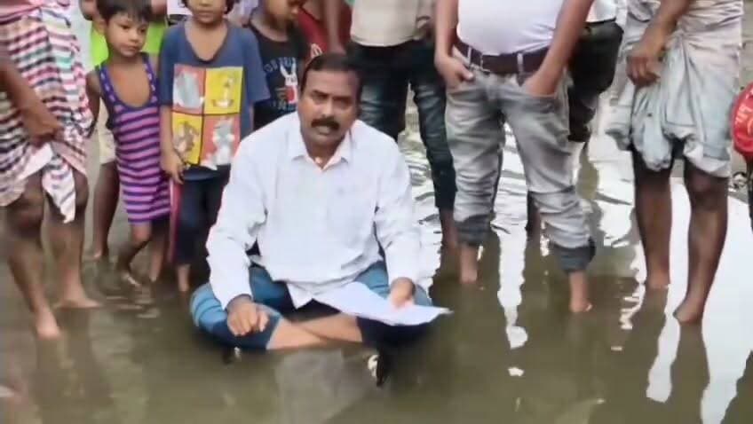 अररिया के बाद पूर्णिया में "पानी में बैठकर सुन लो मेरी पुकार..." जलजमाव से परेशान लोगों की नगर निगम और प्रशासन से गुहार।
#PurniaBihar #purnia #purnea #purnea_smart_city #bihar #BiharNews #BiharDevelopment #Crime #CrimeNews #pappuyadavजनअधिकारपार्टी #pappuyadavnews #youtubeshorts Rajesh Ranjan @topfans