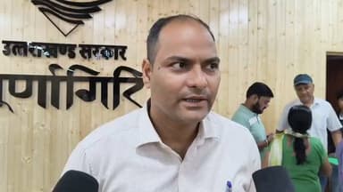 टनकपुर की विकास परियोजनाओं को मिलेगी नई रफ्तार: जिलाधिकारी ने की व्यापक समीक्षा बैठक
मुख्यमंत्री पुष्कर सिंह धामी की महत्वाकांक्षी विकास योजनाओं को समयबद्ध गति देने के लिए जिला प्रशासन सक्रिय हो गया है। जिलाधिकारी मनीष कुमार की अध्यक्षता में आयोजित समीक्षा बैठक में शारदा कॉरिडोर, रोपवे, आईएसबीटी, ककराली गेट से मां पूर्णागिरि मंदिर तक आधुनिक प्रकाश व्यवस्था तथा ठूलीगाड़ मल्टी-लेवल कार पार्किंग जैसी प्रमुख परियोजनाओं की प्रगति की विस्तार से समीक्षा की गई।
जिलाधिकारी ने स्पष्ट कहा कि विकास योजनाओं को समयबद्ध एवं गुणवत्तापूर्ण ढंग से पूरा करना प्रशासन की सर्वोच्च प्राथमिकता है। उन्होंने सभी कार्यदायी संस्थाओं, पीएमयू, यूपीडीसीसी और ठेकेदारों को बेहतर समन्वय के साथ कार्यों में तेजी लाने के निर्देश दिए।
📌 अब प्रत्येक **शुक्रवार** को विकास परियोजनाओं एवं स्वच्छता अभियानों की नियमित समीक्षा होगी।
📌 सभी कार्यदायी संस्थाओं को **प्रतिदिन प्रगति रिपोर्ट** जिला प्रशासन को उपलब्ध कराने के निर्देश दिए गए हैं।
📌 निर्माण कार्यों में गुणवत्ता से किसी भी प्रकार का समझौता नहीं किया जाएगा और निर्धारित समय-सीमा से पहले कार्य पूर्ण करने का लक्ष्य रखा जाएगा।
#Champawat #Tanakpur #PushkarSinghDhami #ManishKumar #ShardaCorridor #ISBT #Ropeway #Purnagiri #Uttarakhand #Development #चम्पावत #टनकपुर #उत्तराखंड