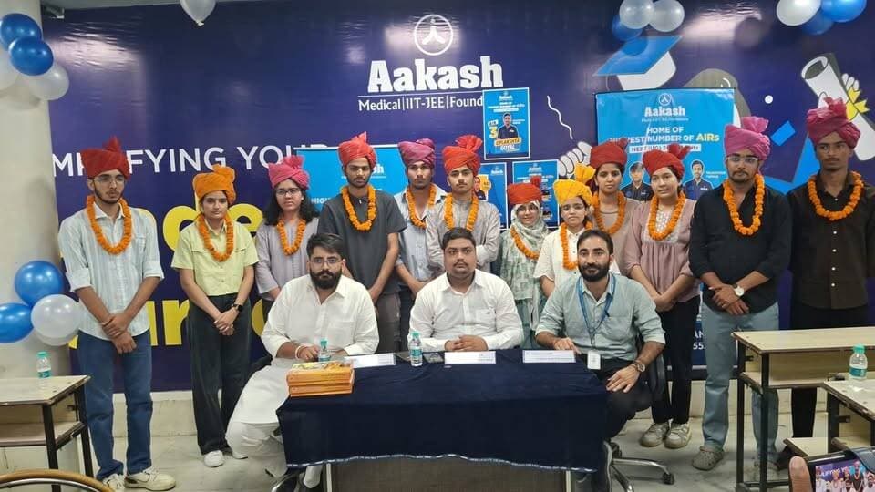 आकाश के 29 विद्यार्थियों ने नीट 2026 में झुंझुनू का बढ़ाया मान
झुंझुनूं, आकाश एजुकेशनल सर्विसेज लिमिटेड के झुंझुनू केंद्र के 29 विद्यार्थियों ने नीट परीक्षा 2026 में उत्कृष्ट प्रदर्शन करते हुए उच्च स्थान प्राप्त कर जिले का नाम रोशन किया है।
संस्थान की ओर से दी गई जानकारी के अनुसार यह उपलब्धि विद्यार्थियों की कड़ी मेहनत, दृढ़ संकल्प और अनुशासित अध्ययन का परिणाम है, जिसे आकाश के शैक्षणिक मार्गदर्शन और सुव्यवस्थित अध्ययन प्रणाली का पूरा सहयोग मिला।
प्राप्त परिणामों में भवानी शंकर ने अखिल भारतीय रैंक 789 के साथ शीर्ष स्थान प्राप्त किया। अन्य प्रमुख सफल विद्यार्थियों में सौम्या रैंक 837, रिजवाना बानो रैंक 875, रोहित कुमार रैंक 1137, मोहम्मद नोसाद रैंक 2333 और कौशल रैंक 3441 शामिल हैं।
संस्थान ने इस वर्ष भी देशभर में उत्कृष्ट परिणाम दिए हैं। संस्थान के अनुसार, नीट 2026 में उसके विद्यार्थियों ने शीर्ष 10 में 4, शीर्ष 50 में 18 तथा शीर्ष 100 में 41 स्थान प्राप्त किए हैं, जो इसकी शैक्षणिक गुणवत्ता और विश्वसनीयता को दर्शाता है।
विद्यार्थियों ने जताई खुशी
सफल विद्यार्थियों ने अपनी खुशी व्यक्त करते हुए कहा कि उच्च स्थान प्राप्त करना उनके लिए सपने के सच होने जैसा है। उन्होंने अपने माता-पिता और शिक्षकों का आभार जताते हुए बताया कि नियमित अभ्यास परीक्षा, विस्तृत प्रदर्शन विश्लेषण, शंका समाधान सत्र और अनुशासित कक्षा अध्ययन ने उनकी तैयारी को मजबूत बनाया।
क्षेत्रीय निदेशक ने दी बधाई
आकाश के क्षेत्रीय निदेशक अखिलेश दीक्षित ने कहा कि यह उपलब्धि पूरे आकाश परिवार के लिए गर्व की बात है। उन्होंने कहा कि विद्यार्थियों का अनुशासन और निरंतर सीखने की लगन ही उनकी सफलता का आधार है। उन्होंने सभी सफल विद्यार्थियों और उनके परिवारों को बधाई देते हुए उज्ज्वल भविष्य की कामना की।
मजबूत अध्ययन प्रणाली का योगदान
एईएसएल की एकीकृत अध्ययन प्रणाली में अनुभवी शिक्षक, वैज्ञानिक तरीके से तैयार अध्ययन सामग्री, तकनीक आधारित अध्ययन, नियमित मूल्यांकन, कृत्रिम बुद्धिमत्ता आधारित प्रदर्शन विश्लेषण और व्यक्तिगत मार्गदर्शन शामिल है, जो विद्यार्थियों को नीट जैसी कठिन परीक्षा में सफलता दिलाने में सहायक है।
देशभर में 415 से अधिक केन्द्र
आकाश एजुकेशनल सर्विसेज लिमिटेड देश की अग्रणी परीक्षा तैयारी संस्था है, जो चिकित्सा और अभियंत्रण सहित विभिन्न प्रतियोगी परीक्षाओं की तैयारी कराती है। देशभर में 415 से अधिक केंद्रों और 4 लाख से अधिक विद्यार्थियों के साथ, यह संस्था पिछले 37 वर्षों से शिक्षा के क्षेत्र में अपनी सशक्त पहचान बनाए हुए है। <nis:link nis:type=tag nis:id=jhunjhunu nis:value=Jhunjhunu nis:enabled=true nis:link/> <nis:link nis:type=tag nis:id=jhunjhununews nis:value=JhunjhunuNews nis:enabled=true nis:link/>