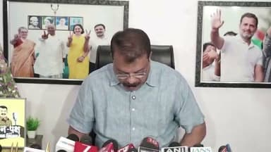 केन–बेतवा लिंक परियोजना पर नेता प्रतिपक्ष उमंग सिंघार का बड़ा आरोप
नेता प्रतिपक्ष उमंग सिंघार ने प्रेस कॉन्फ्रेंस में छतरपुर में चल रही केन–बेतवा लिंक परियोजना में कथित भ्रष्टाचार का मुद्दा उठाते हुए सरकार पर गंभीर आरोप लगाए।
उनका दावा है कि खरिहानी गांव के लिए स्वीकृत 11 करोड़ रुपये के मुआवजे में से लगभग 8 करोड़ रुपये ऐसे लोगों को दिए गए, जिनका गांव से कोई वास्तविक संबंध नहीं था।
यदि यह आरोप सही हैं, तो यह बेहद गंभीर मामला है। सवाल यह है कि इतनी बड़ी कथित अनियमितता प्रशासन और संबंधित अधिकारियों की नजर से कैसे बच गई? क्या पूरे मुआवजा वितरण की निष्पक्ष जांच होगी और दोषियों पर कार्रवाई होगी?
अब सभी की निगाहें राज्य सरकार और छतरपुर जिला प्रशासन की प्रतिक्रिया पर हैं।
#KenBetwaLinkProject #Chhatarpur #MadhyaPradesh #UmangSinghar #Compensation #CorruptionAllegation #SachTakChhatarpur
PRO Jansampark Chattarpur Jansampark Madhya Pradesh Collector Office Chattarpur CM Madhya Pradesh