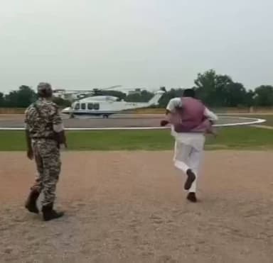 🚁 हेलीकॉप्टर तक दौड़... फिर सीट की होड़!
मुख्यमंत्री के हेलीकॉप्टर में बैठने के लिए प्रदेश के एक मंत्री तेज़ी से दौड़ते नजर आए। वीडियो सोशल मीडिया पर चर्चा का विषय बना हुआ है।
"चलो... जगह तो मिल गई!" 😄
🎥 आप इस वीडियो को कैसे देखते हैं? अपनी राय कमेंट में बताइए।
#MadhyaPradesh #CMHelicopter #ViralVideo #PoliticalBuzz #MPPolitics #BreakingNews #TimesMP #Trending #Reels #NewsReel