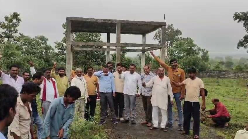 🌳 #एक_पेड़_मां_के_नाम 🌳
परम आदरणीय नेता एवं खुरई विधायक श्री भूपेंद्र सिंह जी के कुशल नेतृत्व में विधानसभा खुरई-36 में आज 1 लाख से अधिक वृक्षों का वृक्षारोपण किया जा रहा है।
देश के यशस्वी प्रधानमंत्री श्री नरेंद्र मोदी जी द्वारा पर्यावरण संरक्षण के उद्देश्य से प्रारंभ किए गए #एक_पेड़_मां_के_नाम अभियान में भारतीय जनता पार्टी के कार्यकर्ताओं, जागरूक सनातन समाज एवं क्षेत्रवासियों का उत्साहपूर्ण सहयोग मिल रहा है।
आइए, हम भी इस पुनीत अभियान के सहभागी बनें और अपनी माँ के नाम एक पौधा अवश्य लगाएँ।
🌱 आज का एक पौधा, आने वाले कल का सुरक्षित भविष्य। Bhuppendra Siingh BJP Madhya Pradesh
#EkPedMaaKeNaam #Vriksharopan #Khurai36 #BhupendraSingh #NarendraModi #BJP #BJPMadhyaPradesh #BJP4Sagar #GreenIndia #HaritBharat #Environment
