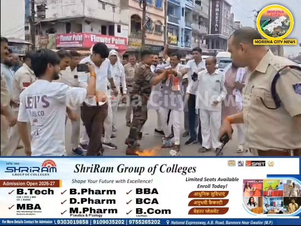 खाद संकट पर किसान कांग्रेस का प्रदर्शन, CM का पुतला जलाने पर पुलिस से झड़प
मुरैना: खाद की किल्लत को लेकर किसान कांग्रेस ने जिला अध्यक्ष जितेंद्र गुर्जर के नेतृत्व में पुरानी कलेक्ट्रेट पर प्रदर्शन किया। कार्यकर्ताओं ने मुख्यमंत्री का पुतला जलाने का प्रयास किया, लेकिन पुलिस ने तत्काल हस्तक्षेप करते हुए जलता पुतला छीनकर आग बुझा दी। इस दौरान पुलिस और कार्यकर्ताओं के बीच तीखी नोकझोंक हुई। प्रदर्शनकारियों ने आरोप लगाया कि खाद की कमी से किसान परेशान हैं, लेकिन सरकार उनकी समस्याओं पर ध्यान नहीं दे रही।
#मुरैना #morena #कांग्रेस #खाद #समस्या #किसान