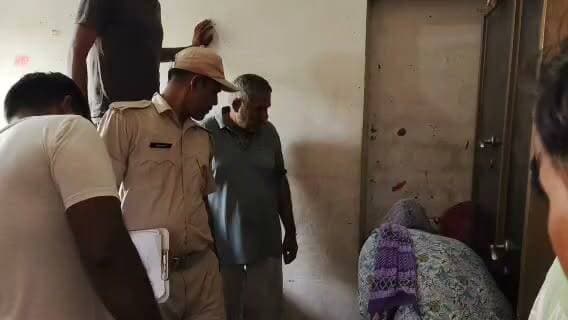 🚨 बहरोड़ में चोर बेखौफ, पुलिस के लिए बड़ी चुनौती!
पीछे का जंगला तोड़ा, लाखों के जेवरात और नकदी लेकर फरार... जाते-जाते ट्रॉली बैग भी ले गए! 😳
आखिर कब थमेगा बहरोड़ में चोरी का सिलसिला?
शहर और ग्रामीण क्षेत्र में लगातार हो रही चोरियों से लोगों में दहशत, जबकि बदमाश बेखौफ होकर वारदातों को अंजाम दे रहे हैं।
क्या बहरोड़ में कानून का डर खत्म हो गया है? अपनी राय कमेंट में जरूर बताएं।
#बहरोड़ #Bahrod #BreakingNews #Theft #CrimeNews #Rajasthan #KotputliBahrod #BNNews